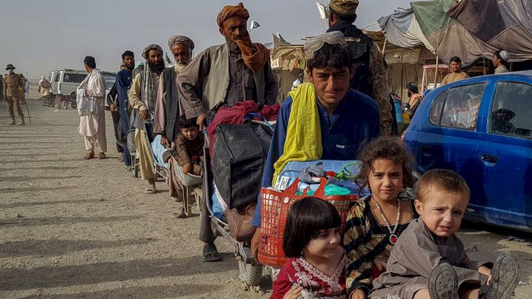 Talibanes piden que vuelvan los refugiados afganos, tras reunirse con el jefe Acnur